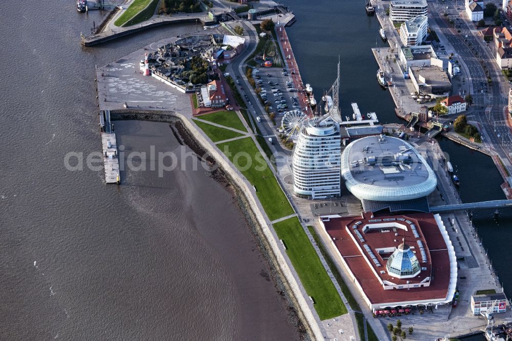 Aerial image Bremerhaven - Atlantic Hotel Sail City and Klimahaus in Bremerhaven in the state of Bremen. The four star hotel with its bent front is located adjacent to the exhibition space of Klimahaus Bremerhaven 8 Ost and on the riverbank of the Weser