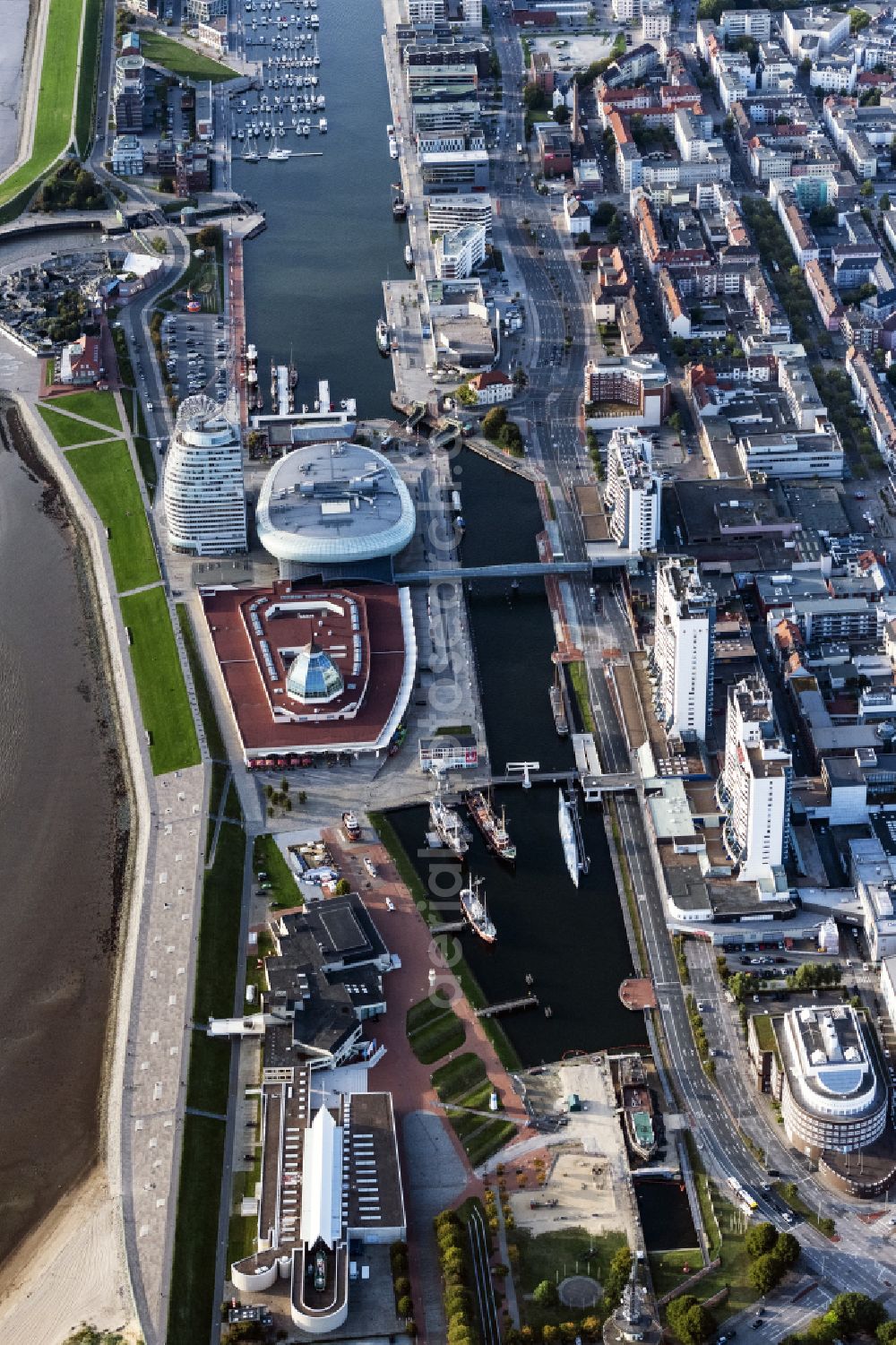 Bremerhaven from above - Atlantic Hotel Sail City and Klimahaus in Bremerhaven in the state of Bremen. The four star hotel with its bent front is located adjacent to the exhibition space of Klimahaus Bremerhaven 8 Ost and on the riverbank of the Weser