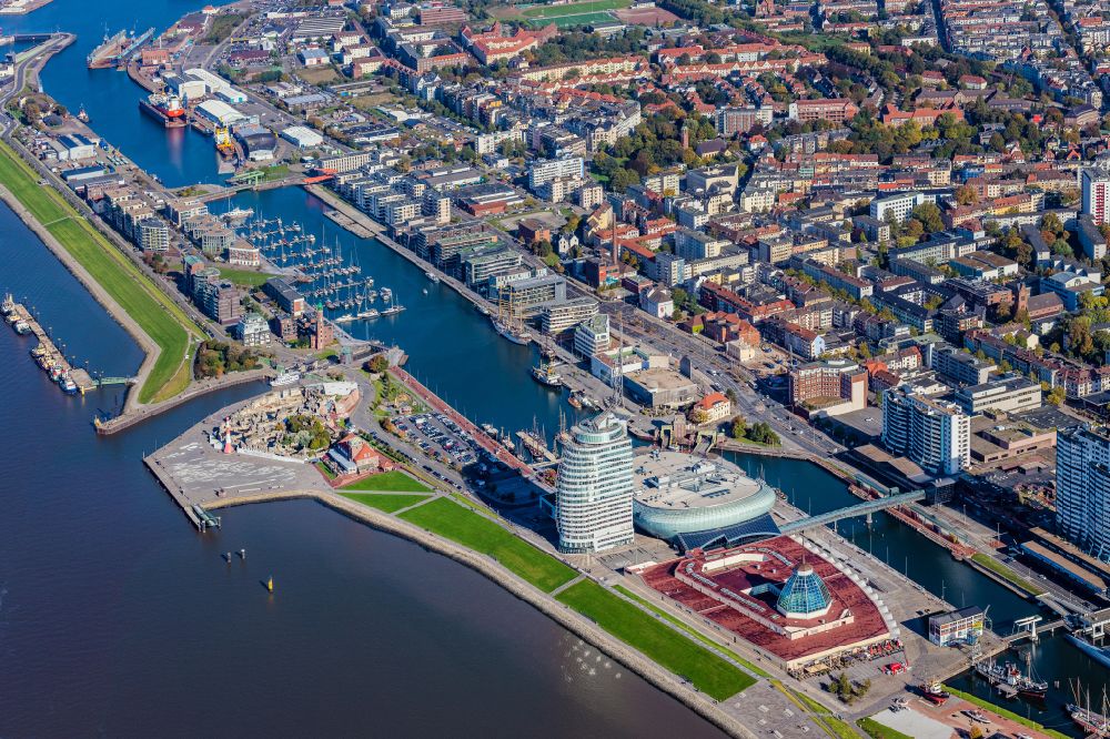 Aerial photograph Bremerhaven - Atlantic Hotel Sail City and Klimahaus in Bremerhaven in the state of Bremen. The four star hotel with its bent front is located adjacent to the exhibition space of Klimahaus Bremerhaven 8 Ost and on the riverbank of the Weser