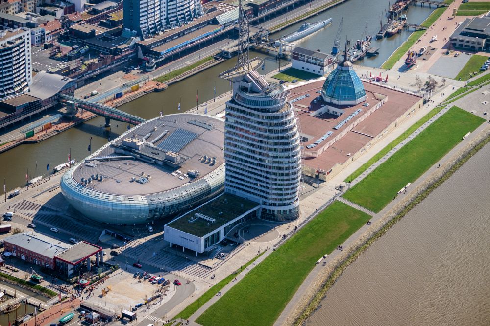 Bremerhaven from the bird's eye view: Atlantic Hotel Sail City and Klimahaus in Bremerhaven in the state of Bremen. The four star hotel with its bent front is located adjacent to the exhibition space of Klimahaus Bremerhaven 8 Ost and on the riverbank of the Weser
