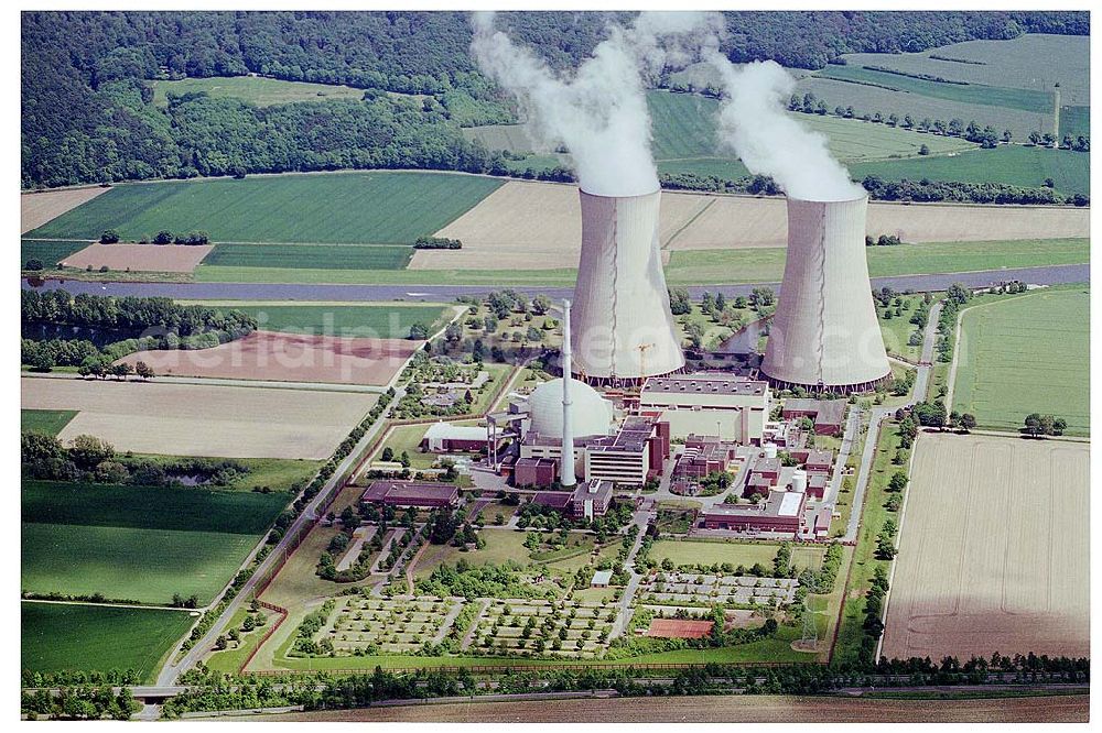 Grohnde from above - Das Atomkraftwerk Grohnde ist ein Gemeinschaftsunternehmen der E.ON Kernkraft (ehemals Preussen Elektra Kernkraft GmbH & Co.KG), der INTERARGEM, der Interessen- und Arbeitsgemeinschaft der Elektrizitätswerke Minden Ravensberg GmbH und der Stadtwerke Bielefeld GmbH