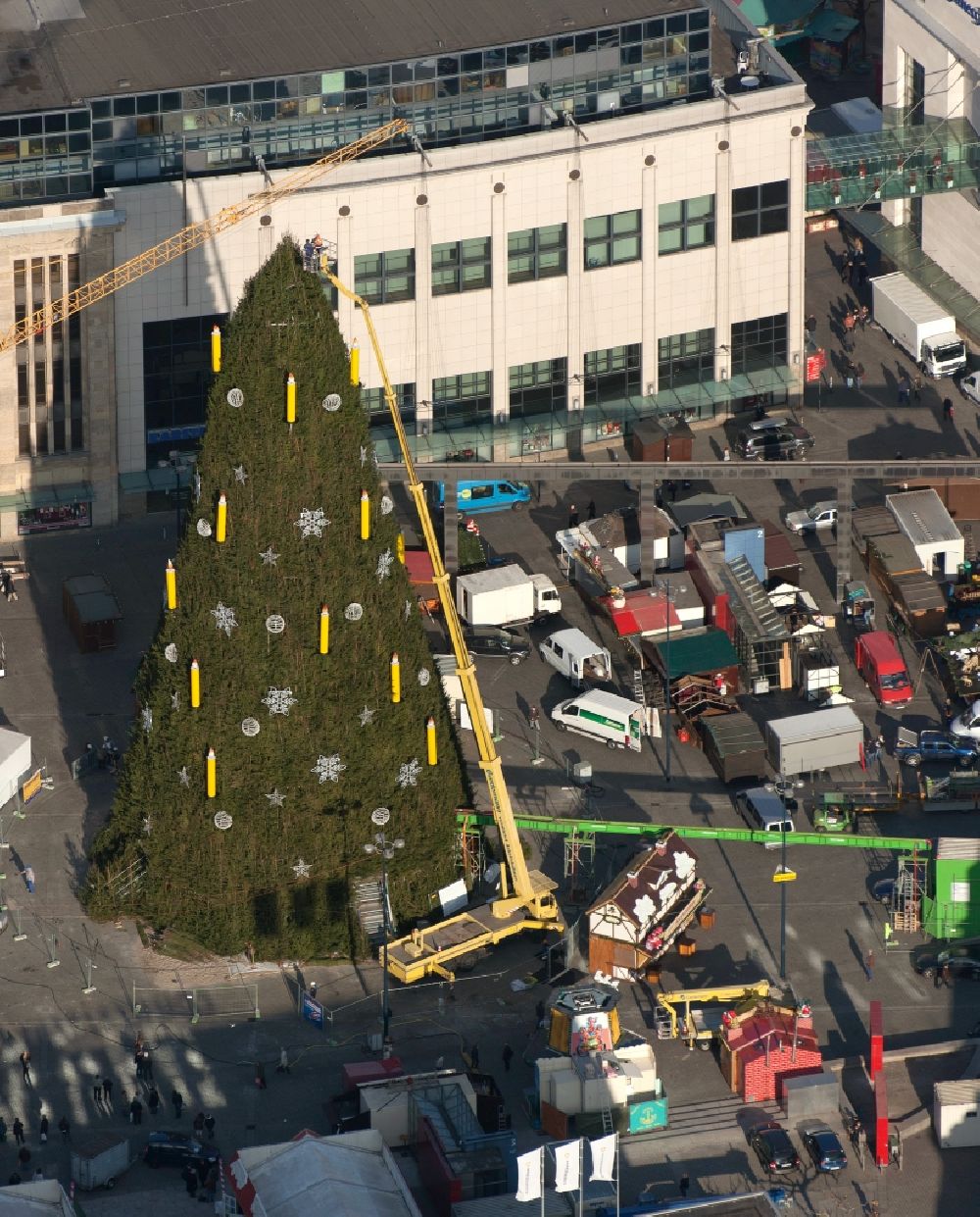 Dortmund from above - Structure of the Christmas tree on the Hansa Market in Dortmund in North Rhine-Westphalia
