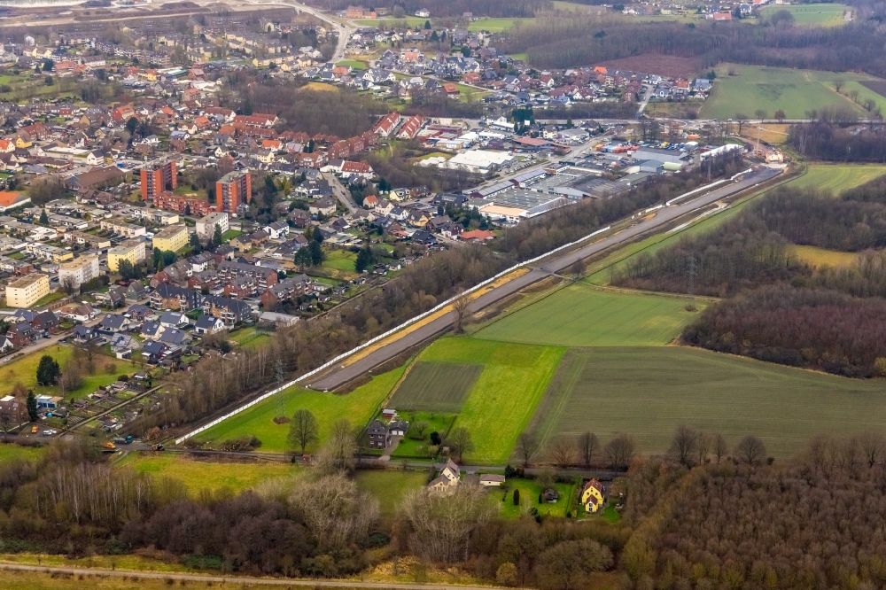 Bergkamen from the bird's eye view: Construction of the bypass road in the course of the L821n between Erich-Ollenhauer-Strasse and Luenener Strasse in Bergkamen in the state North Rhine-Westphalia, Germany