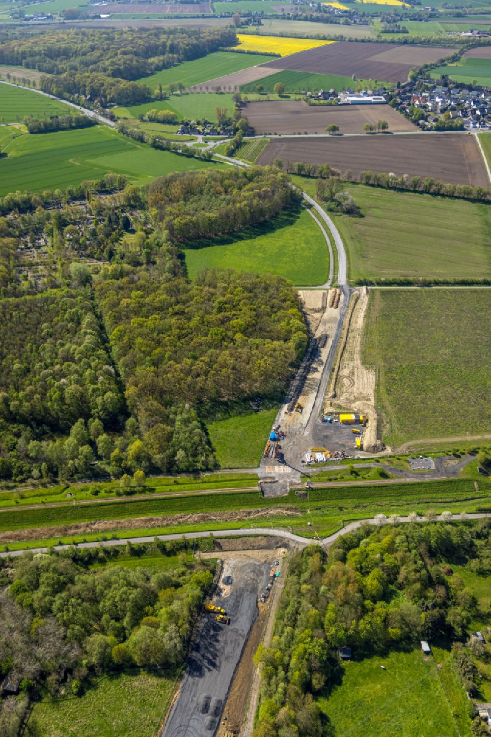 Aerial photograph Bergkamen - Construction of the bypass road in the course of the L821n between Erich-Ollenhauer-Strasse and Luenener Strasse in Bergkamen at Ruhrgebiet in the state North Rhine-Westphalia, Germany