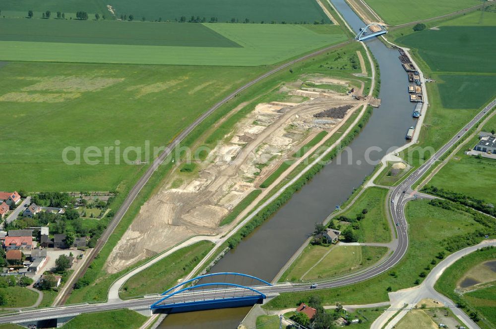 Aerial photograph Vahldorf - Blick auf Ausbauarbeiten der Uferbereiche des Mittelandkanals in Sachsen - Anhalt bei Vahldorf. View of construction work of the shore areas of the Midland Canal in Saxony - Anhalt near Vahldorf.