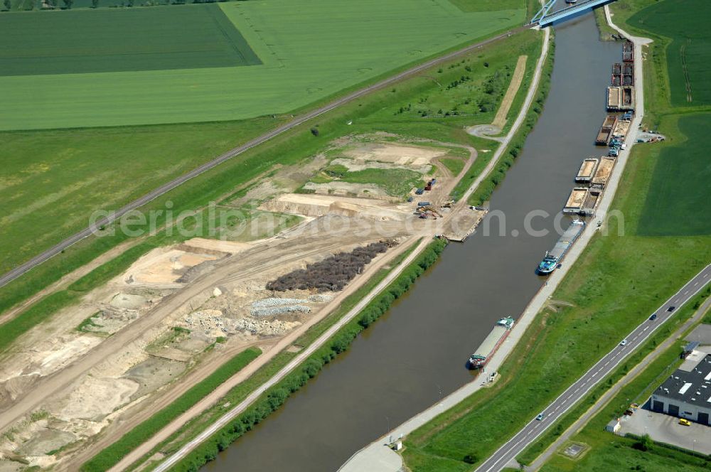 Aerial image Vahldorf - Blick auf Ausbauarbeiten der Uferbereiche des Mittelandkanals in Sachsen - Anhalt bei Vahldorf. View of construction work of the shore areas of the Midland Canal in Saxony - Anhalt near Vahldorf.