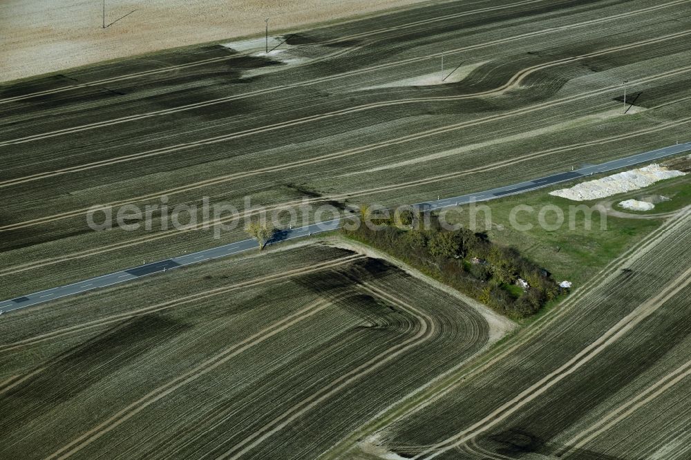 Kaltenwestheim from the bird's eye view: Spraying manure as fertilizer with tractor and tank trailer on agricultural fields in Kaltenwestheim in the state Thuringia, Germany