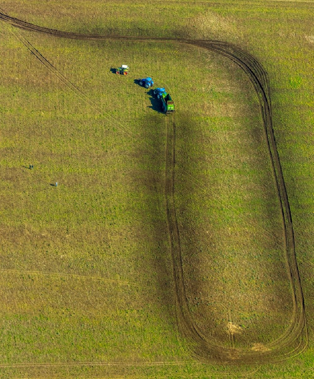 Aerial photograph Dortmund - Spraying manure as fertilizer with tractor and tank trailer on agricultural fields in the district Berghofen Dorf in Dortmund in the state North Rhine-Westphalia, Germany