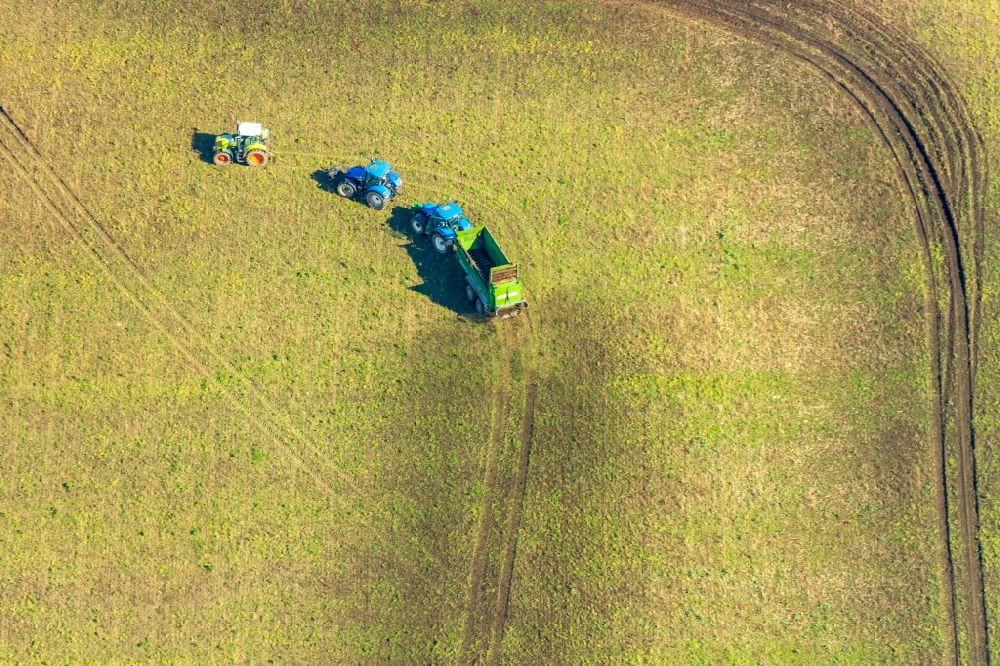 Dortmund from the bird's eye view: Spraying manure as fertilizer with tractor and tank trailer on agricultural fields in the district Berghofen Dorf in Dortmund in the state North Rhine-Westphalia, Germany