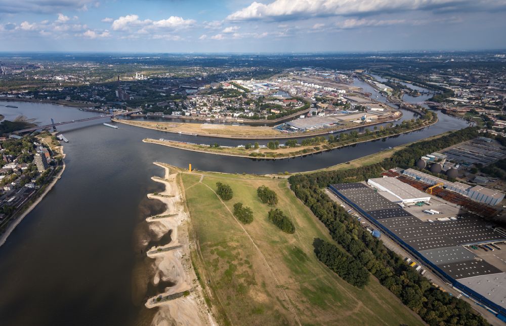 Aerial photograph Duisburg - Sand accumulations and deposits on the dried-up groyne landscape of the low water level bank areas of the Rhine river in the district Kasslerfeld in Duisburg at Ruhrgebiet in the state North Rhine-Westphalia, Germany