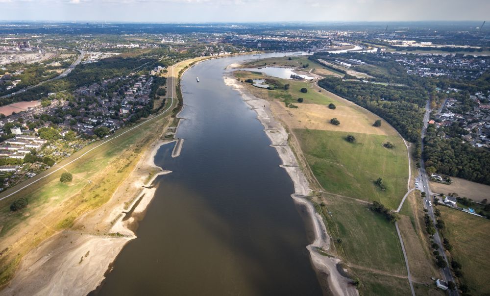 Duisburg from the bird's eye view: Sand accumulations and deposits on the dried-up groyne landscape of the low water level bank areas of the Rhine river in the district Marxloh in Duisburg at Ruhrgebiet in the state North Rhine-Westphalia, Germany