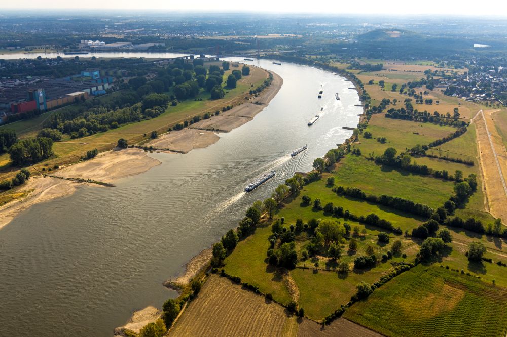 Aerial photograph Duisburg - Sand accumulations and deposits on the dried-up groyne landscape of the low water level bank areas of the Rhine river in the district Marxloh in Duisburg at Ruhrgebiet in the state North Rhine-Westphalia, Germany
