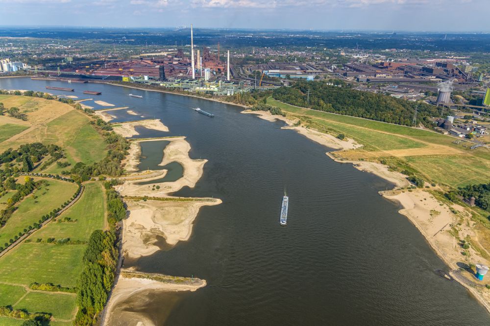 Duisburg from above - Sand accumulations and deposits on the dried-up groyne landscape of the low water level bank areas of the Rhine river in the district Marxloh in Duisburg at Ruhrgebiet in the state North Rhine-Westphalia, Germany