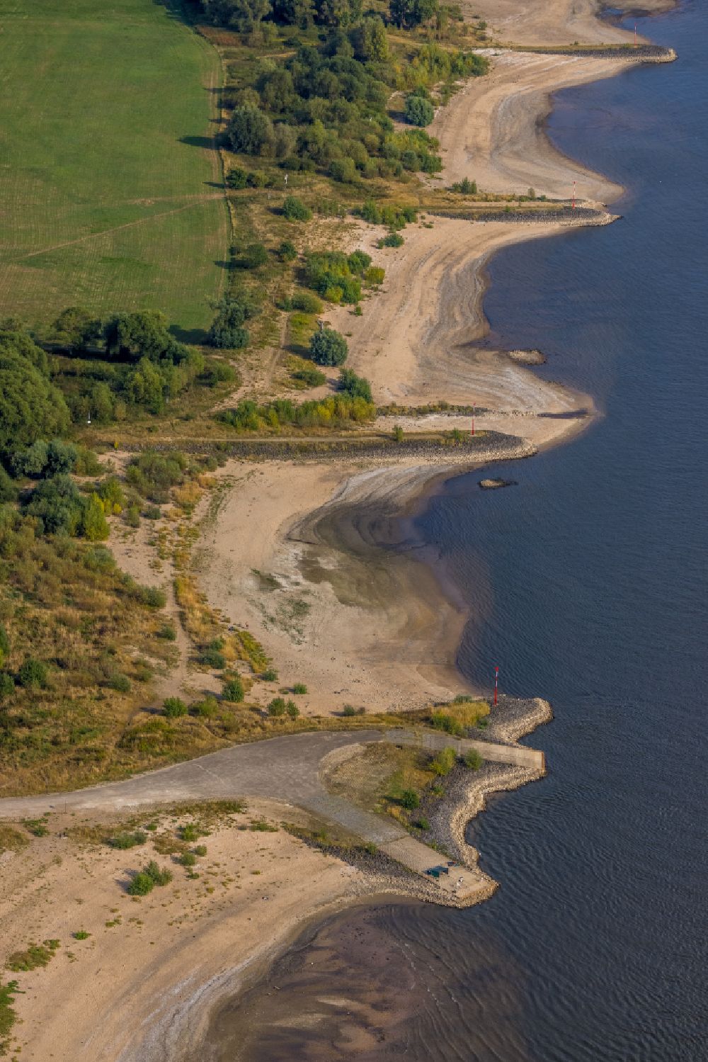 Aerial image Emmerich am Rhein - Sand accumulations and deposits on the dried-up groyne landscape of the low water level bank areas of the Rhine river in Emmerich am Rhein in the state North Rhine-Westphalia, Germany