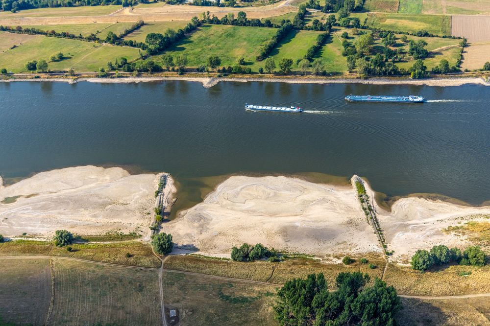 Aerial image Emmerich am Rhein - Sand accumulations and deposits on the dried-up groyne landscape of the low water level bank areas of the Rhine river in Emmerich am Rhein in the state North Rhine-Westphalia, Germany