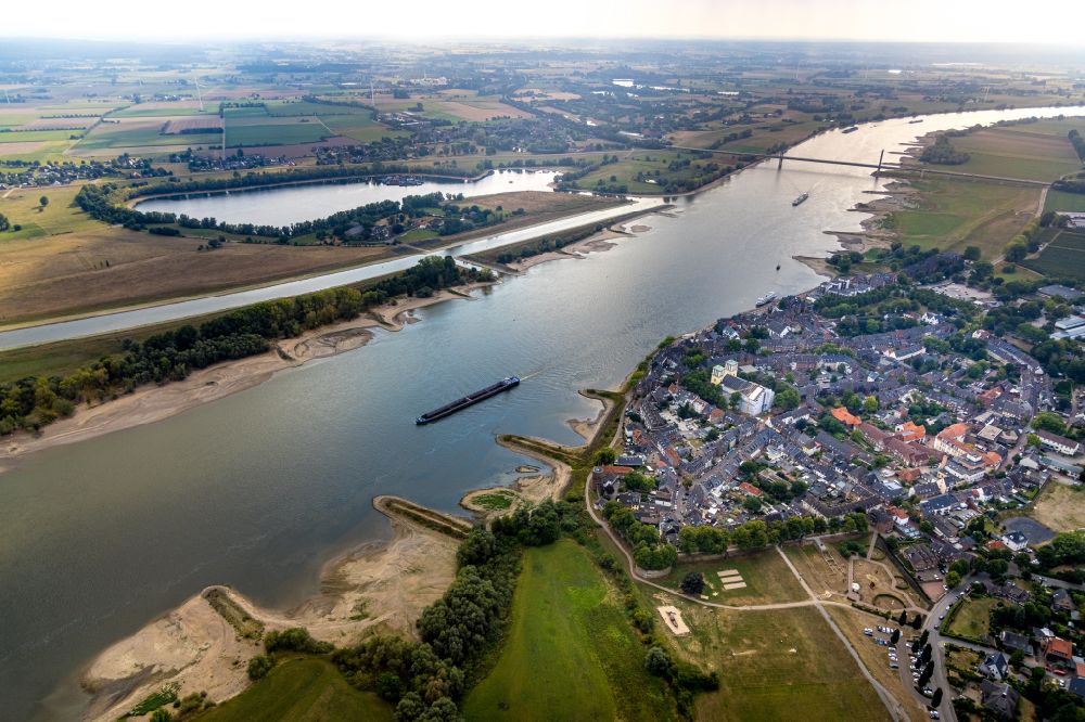 Aerial image Haldern - Sand accumulations and deposits on the dried-up groyne landscape of the low water level bank areas of the Rhine river in Haldern in the state North Rhine-Westphalia, Germany