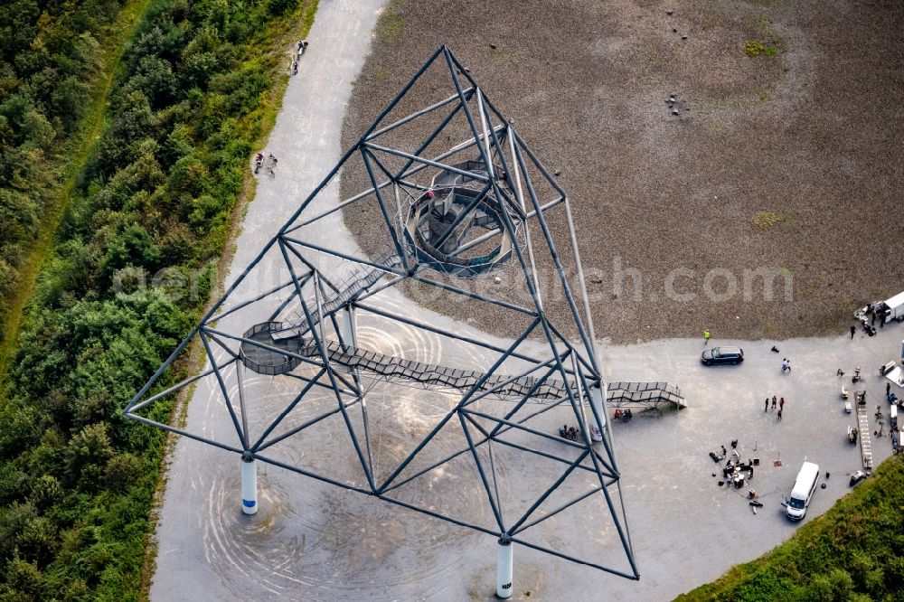 Bottrop from the bird's eye view: Observation tower tetrahedron with WDR film team in the heap at Beckstrasse in the district Batenbrock in Bottrop at Ruhrgebiet in the state of North Rhine-Westphalia
