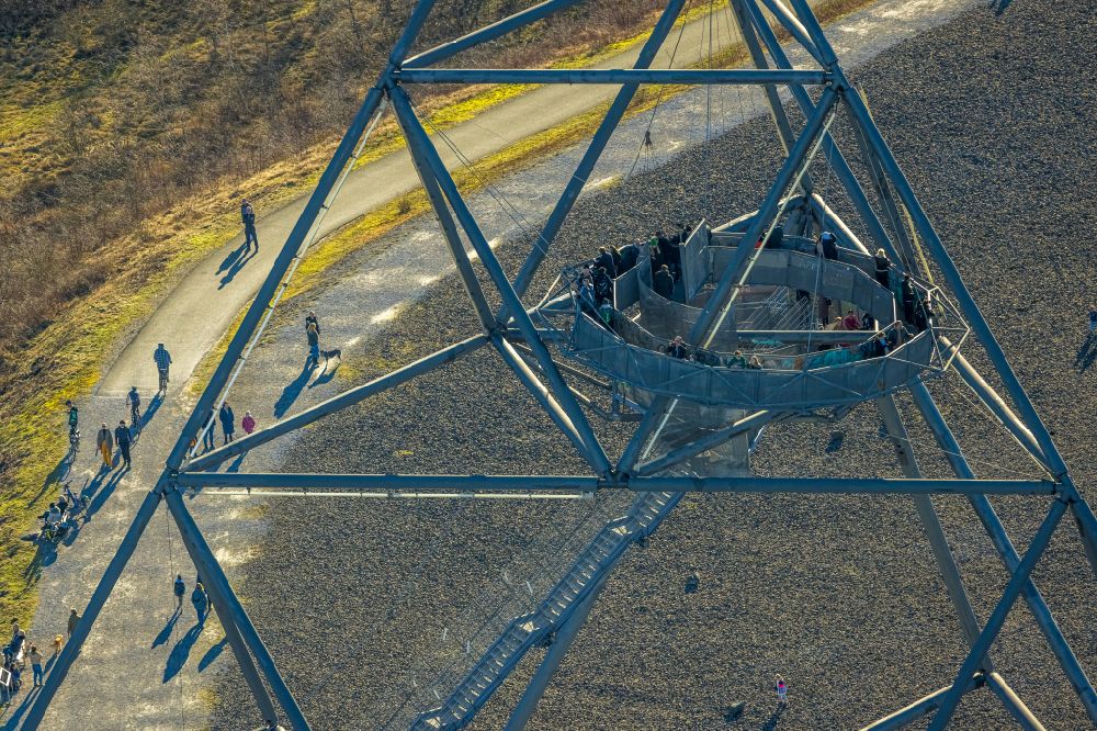 Bottrop from the bird's eye view: Observation tower tetrahedron with WDR film team in the heap at Beckstrasse in the district Batenbrock in Bottrop at Ruhrgebiet in the state of North Rhine-Westphalia