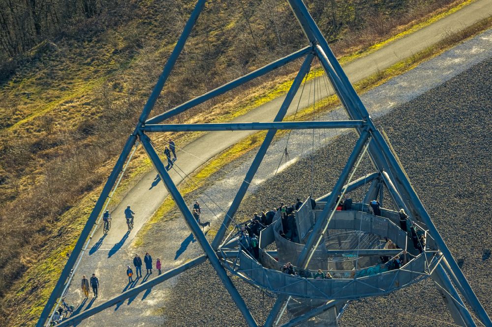 Aerial image Bottrop - Observation tower tetrahedron with WDR film team in the heap at Beckstrasse in the district Batenbrock in Bottrop at Ruhrgebiet in the state of North Rhine-Westphalia