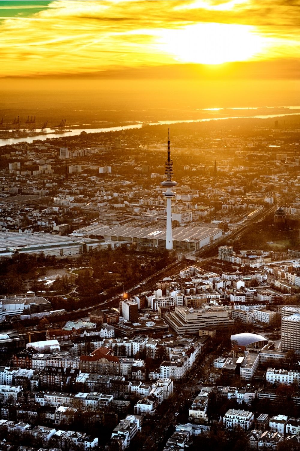 Aerial photograph Hamburg - Exhibition grounds and exhibition halls of the Neue Messe at the broadcasting tower at sunset Heinrich-Hertz-Turm in Hamburg, Germany