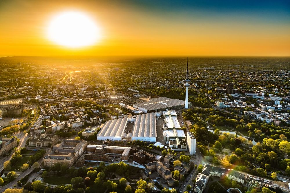 Hamburg from the bird's eye view: Exhibition grounds and exhibition halls of the Neue Messe at the broadcasting tower at sunset Heinrich-Hertz-Turm in Hamburg, Germany