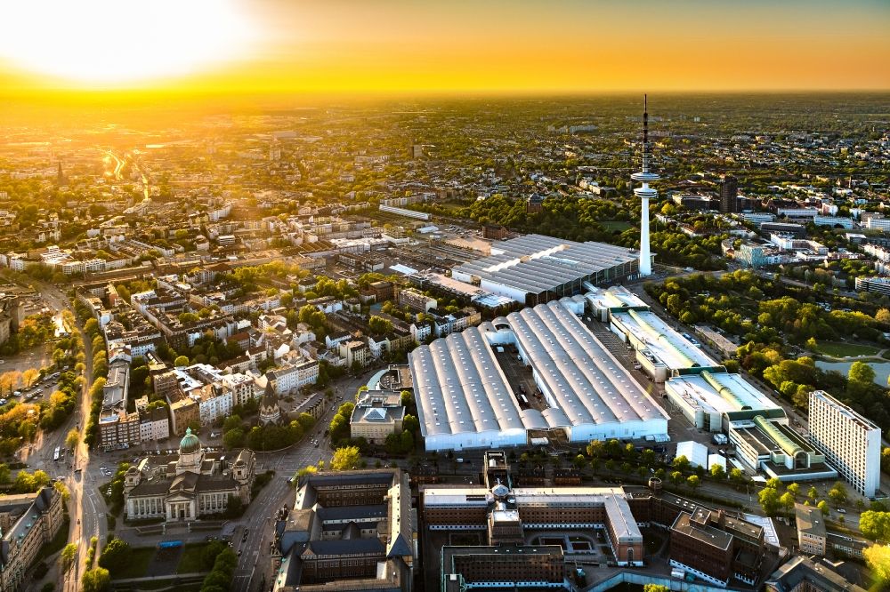 Aerial image Hamburg - Exhibition grounds and exhibition halls of the Neue Messe at the broadcasting tower at sunset Heinrich-Hertz-Turm in Hamburg, Germany