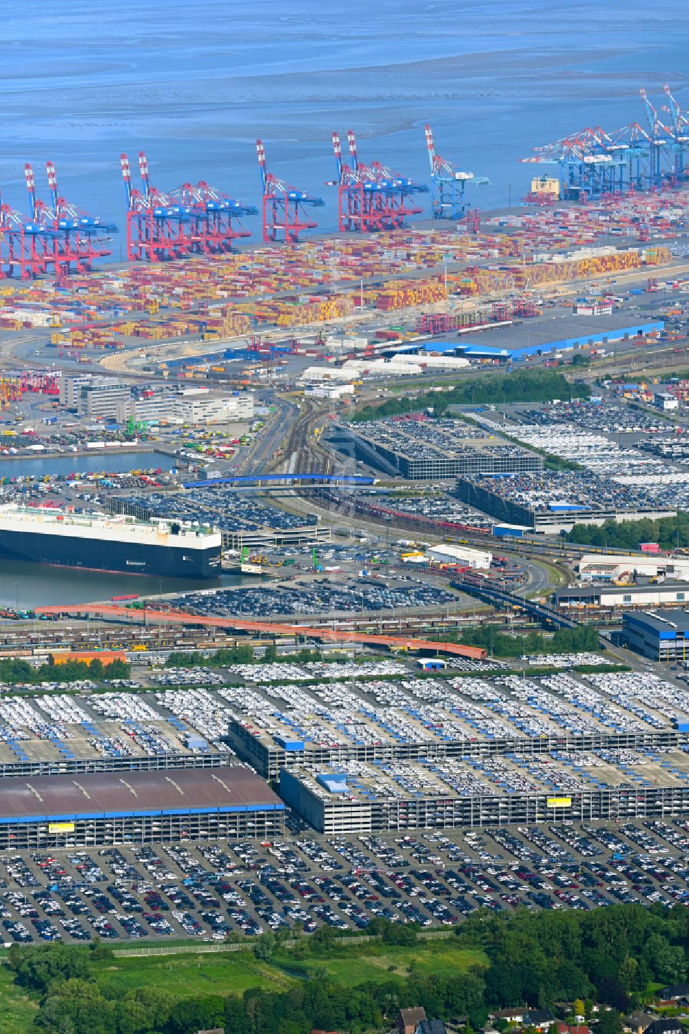 Aerial image Bremerhaven - Parking and storage space for automobiles on Ueberseehafen in the district Stadtbremisches Ueberseehafengebiet Bremerhaven in Bremerhaven in the state Bremen, Germany