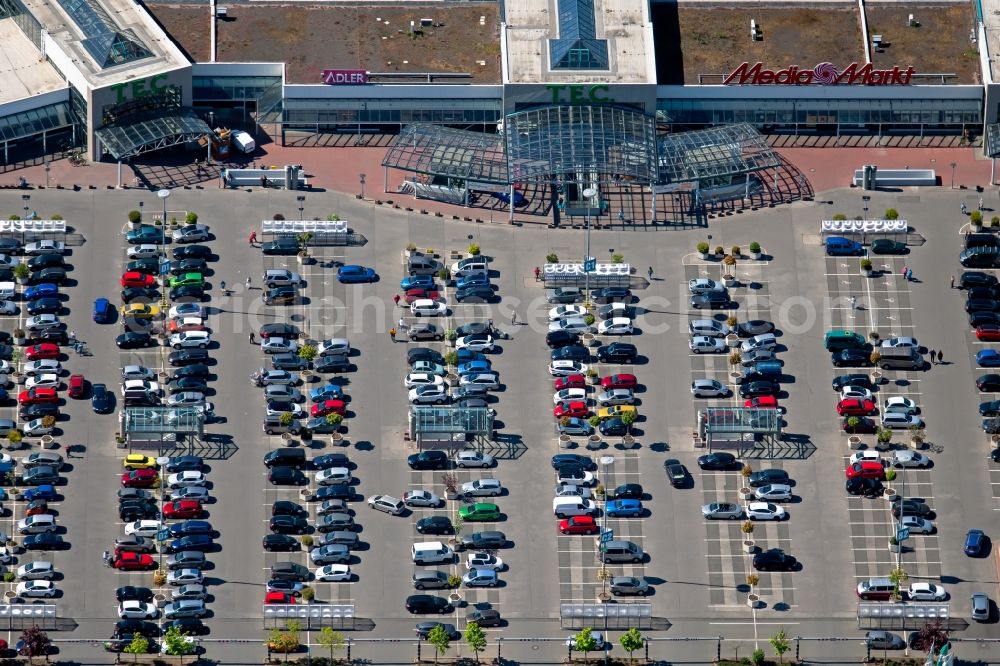 Erfurt from the bird's eye view: Parking and storage space for automobiles at the shopping mall T.E.C. - Thueringer Einkaufscenter in the Hermsdorfer Strasse in the district Daberstedt in Erfurt in the state Thuringia, Germany