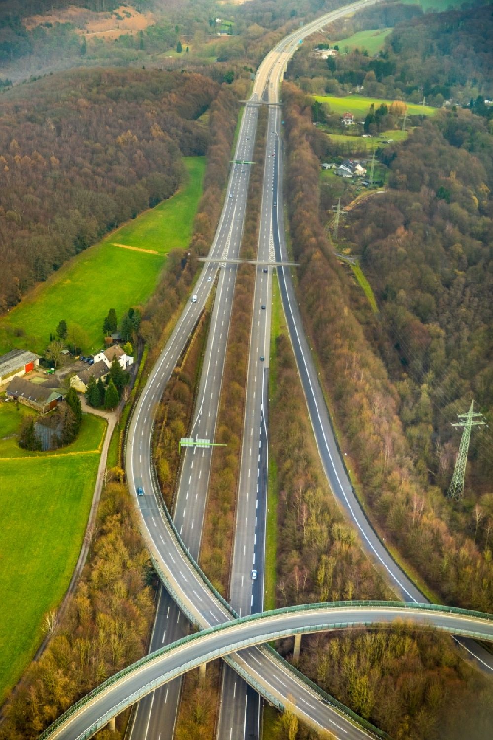 Aerial photograph Velbert - Routing and traffic lanes during the highway exit and access the motorway A 44 on triangel Velbert-Nord in Velbert in the state North Rhine-Westphalia, Germany