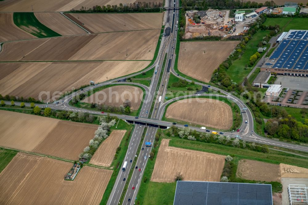 Mahlberg from the bird's eye view: Routing and traffic lanes during the highway exit and access the motorway A 5 Ettenheim in Mahlberg in the state Baden-Wuerttemberg, Germany