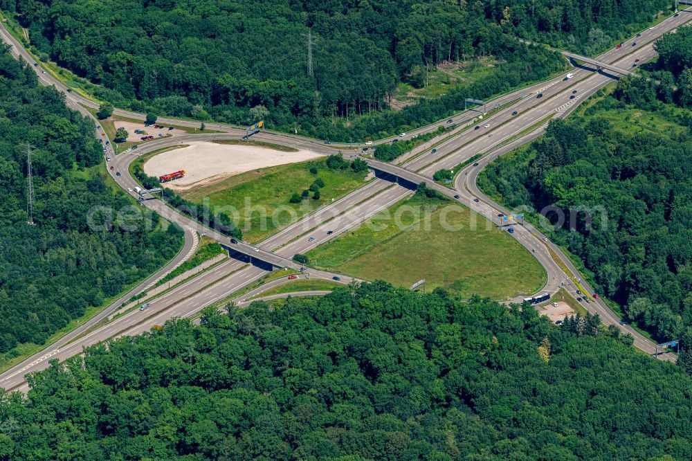 Offenburg from the bird's eye view: Routing and traffic lanes during the highway exit and access the motorway A 5 Offenburg in Offenburg in the state Baden-Wurttemberg, Germany