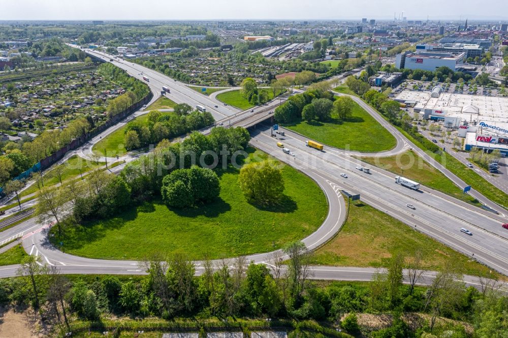 Aerial image Karlsruhe - Routing and traffic lanes during the highway exit and access the motorway A 5 in the district Durlach in Karlsruhe in the state Baden-Wurttemberg, Germany