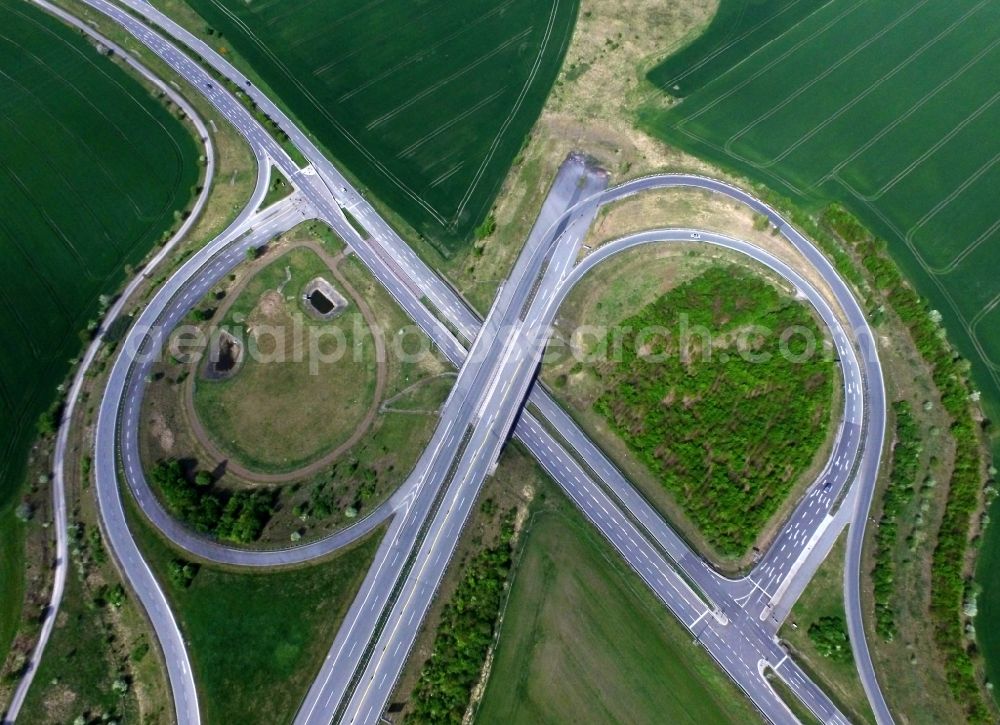 Bennstedt from the bird's eye view: Routing and traffic lanes during the highway exit and access the motorway A 143 to the B80 in Bennstedt in the state Saxony-Anhalt, Germany