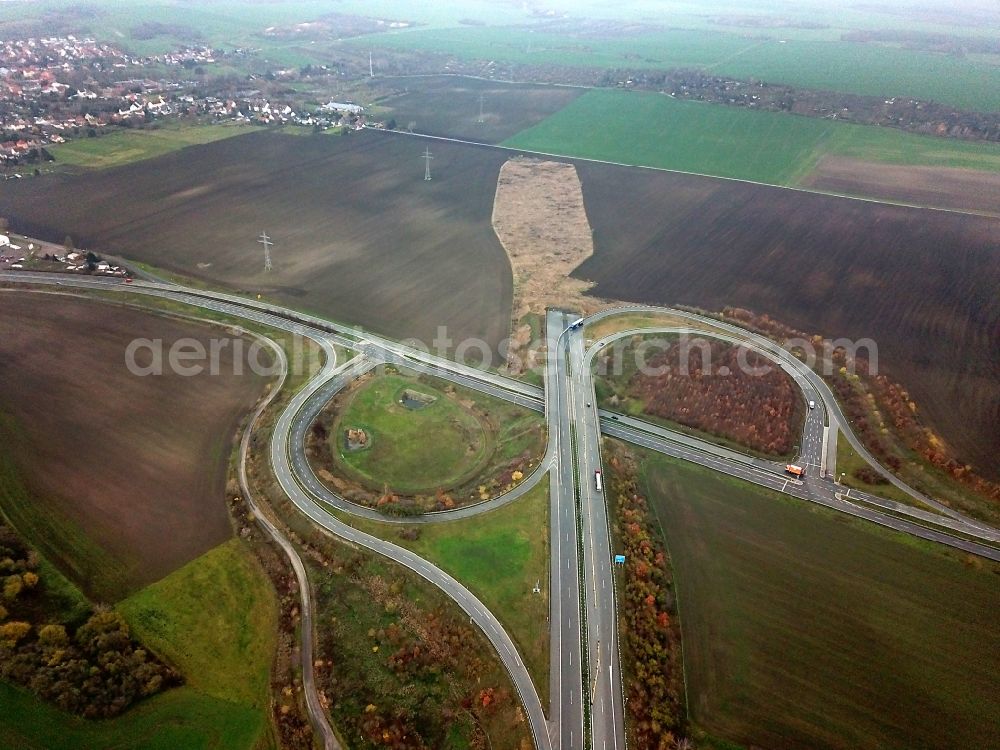 Bennstedt from the bird's eye view: Routing and traffic lanes during the highway exit and access the motorway A 143 to the B80 in Bennstedt in the state Saxony-Anhalt, Germany