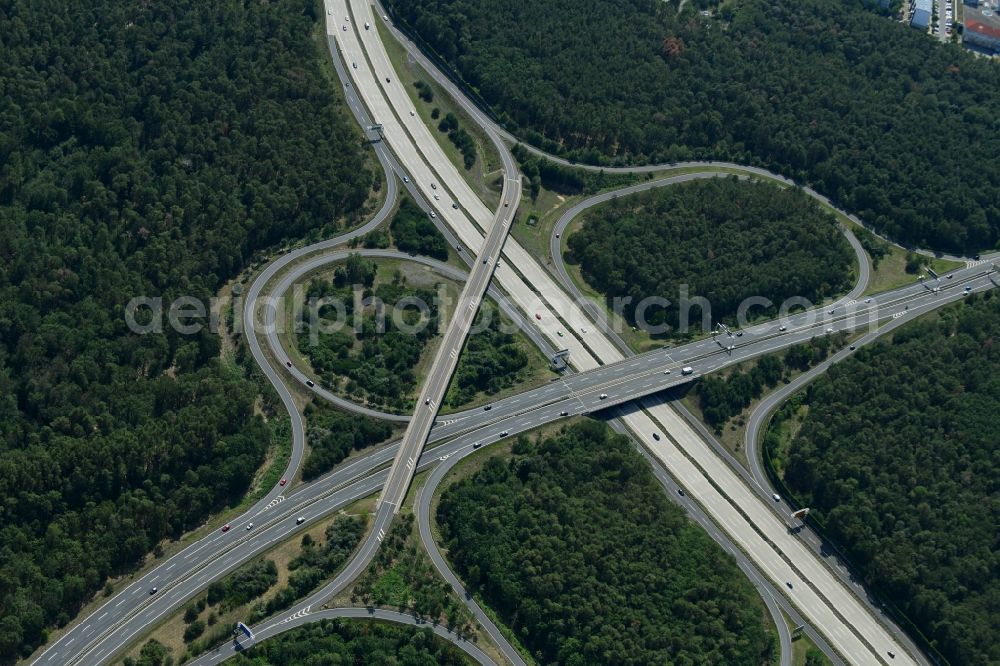 Potsdam from the bird's eye view: Routing and traffic lanes during the highway exit and access the motorway A 115 to the L40 in the district Drewitz in Potsdam in the state Brandenburg, Germany