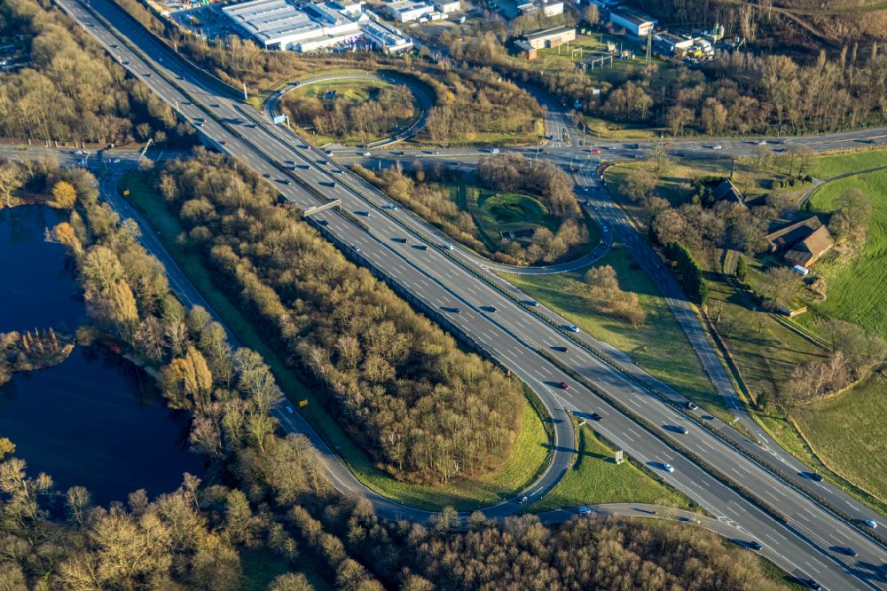 Aerial image Gladbeck - Routing and traffic lanes during the highway exit and access the motorway A 2 and the B224 in Gladbeck at Ruhrgebiet in the state North Rhine-Westphalia
