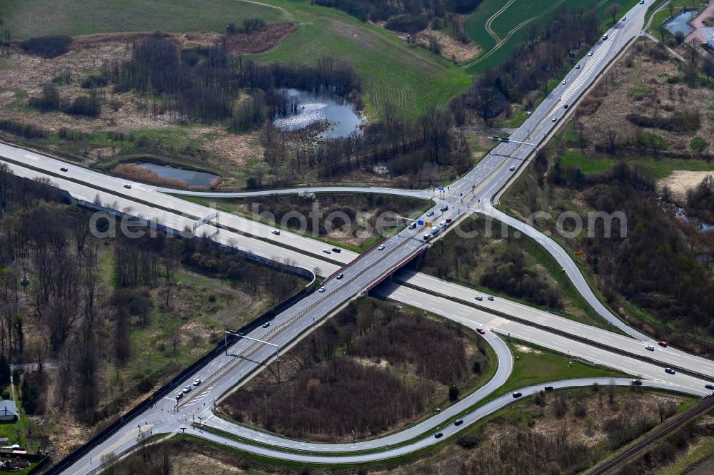 Blumberg from the bird's eye view: Route and lanes in the course of the exit and access of the motorway junction of the BAB A10 Berlin-Hohenschoenhausen in Blumberg in the state Brandenburg, Germany
