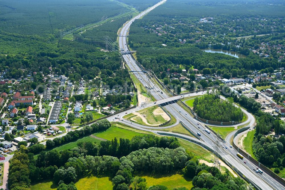 Aerial photograph Birkenwerder - Route and lanes in the course of the exit and access of the motorway junction of the BAB A10 in the district Borgsdorf in Birkenwerder in the state Brandenburg, Germany