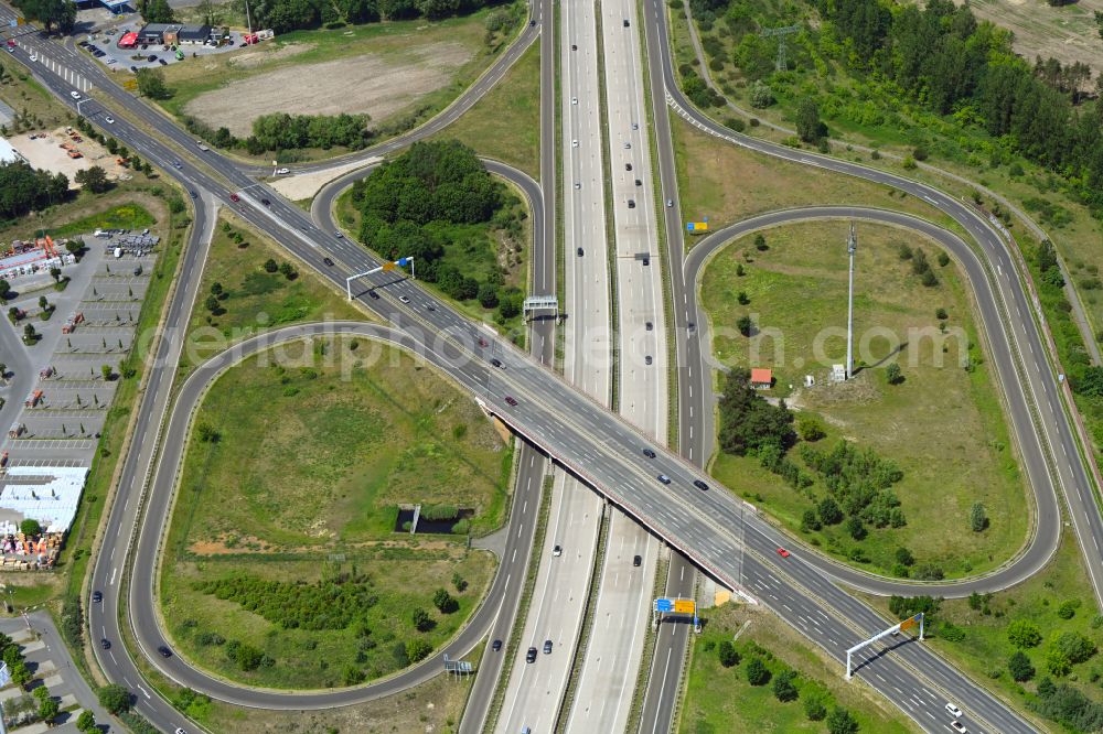 Aerial photograph Fredersdorf-Vogelsdorf - Route and lanes in the course of the exit and access of the motorway junction of the BAB A10 - Bundesstrasse B1 in the district Fredersdorf in Fredersdorf-Vogelsdorf in the state Brandenburg, Germany