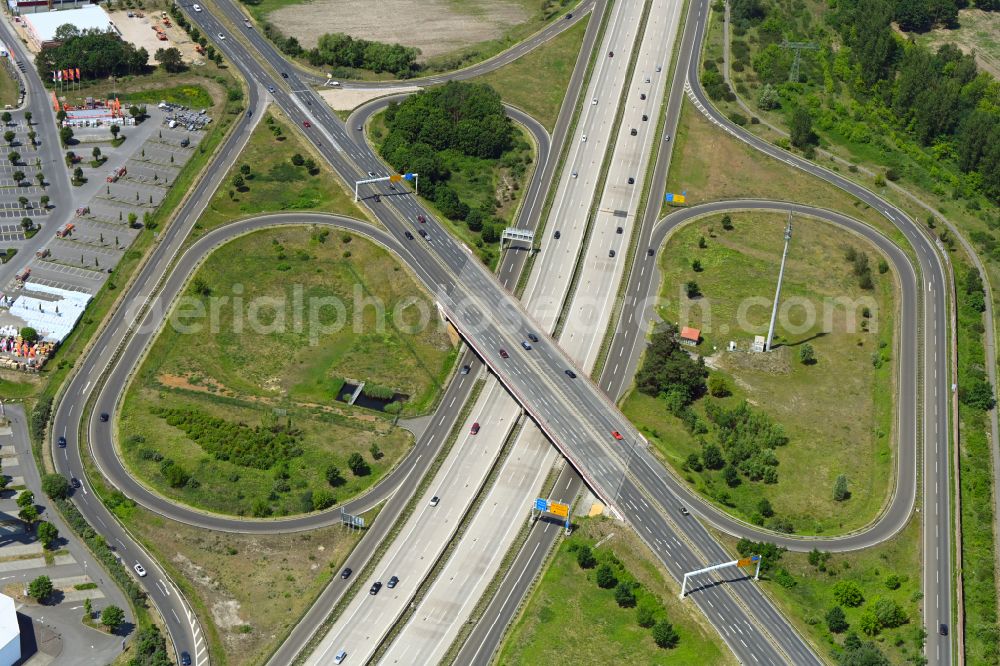 Fredersdorf-Vogelsdorf from above - Route and lanes in the course of the exit and access of the motorway junction of the BAB A10 - Bundesstrasse B1 in the district Fredersdorf in Fredersdorf-Vogelsdorf in the state Brandenburg, Germany