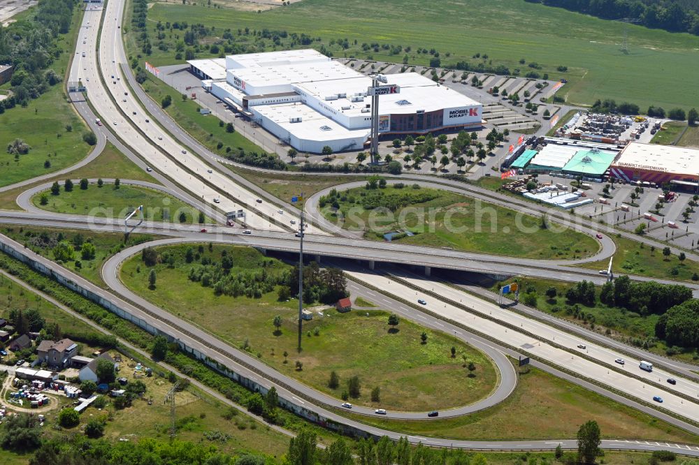 Fredersdorf-Vogelsdorf from the bird's eye view: Route and lanes in the course of the exit and access of the motorway junction of the BAB A10 - Bundesstrasse B1 in the district Fredersdorf in Fredersdorf-Vogelsdorf in the state Brandenburg, Germany