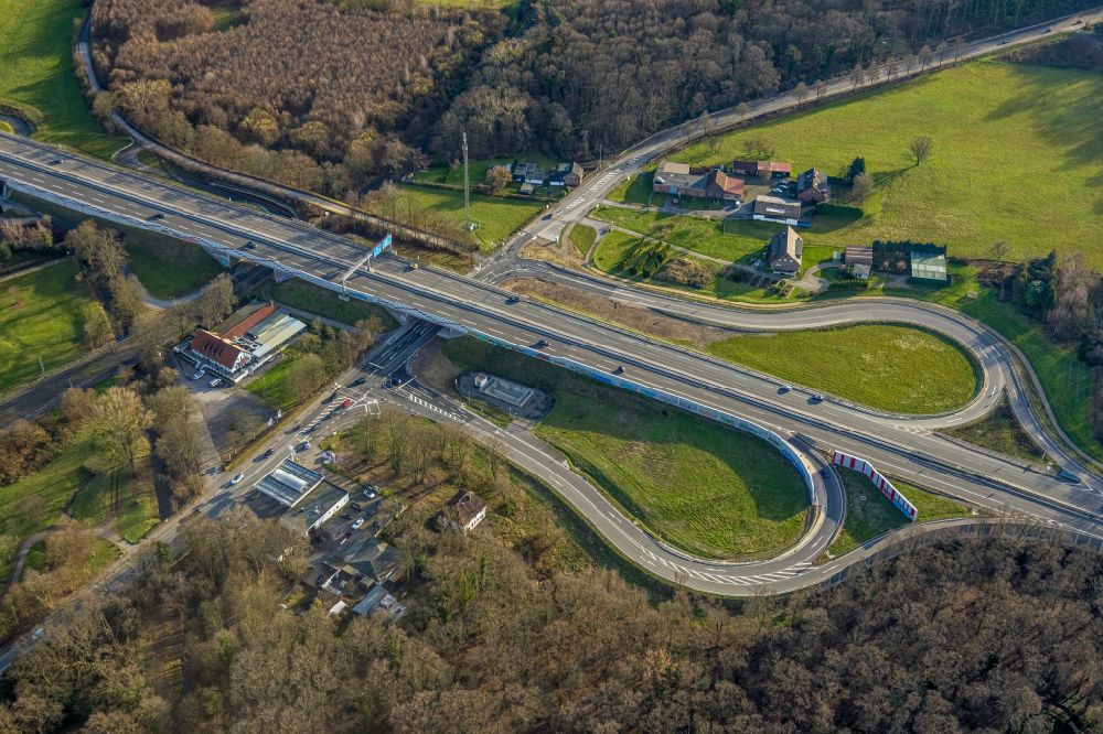 Duisburg from the bird's eye view: Route and lanes in the course of the exit and access of the motorway junction of the BAB AA524 - L288 in Duisburg at Ruhrgebiet in the state North Rhine-Westphalia, Germany