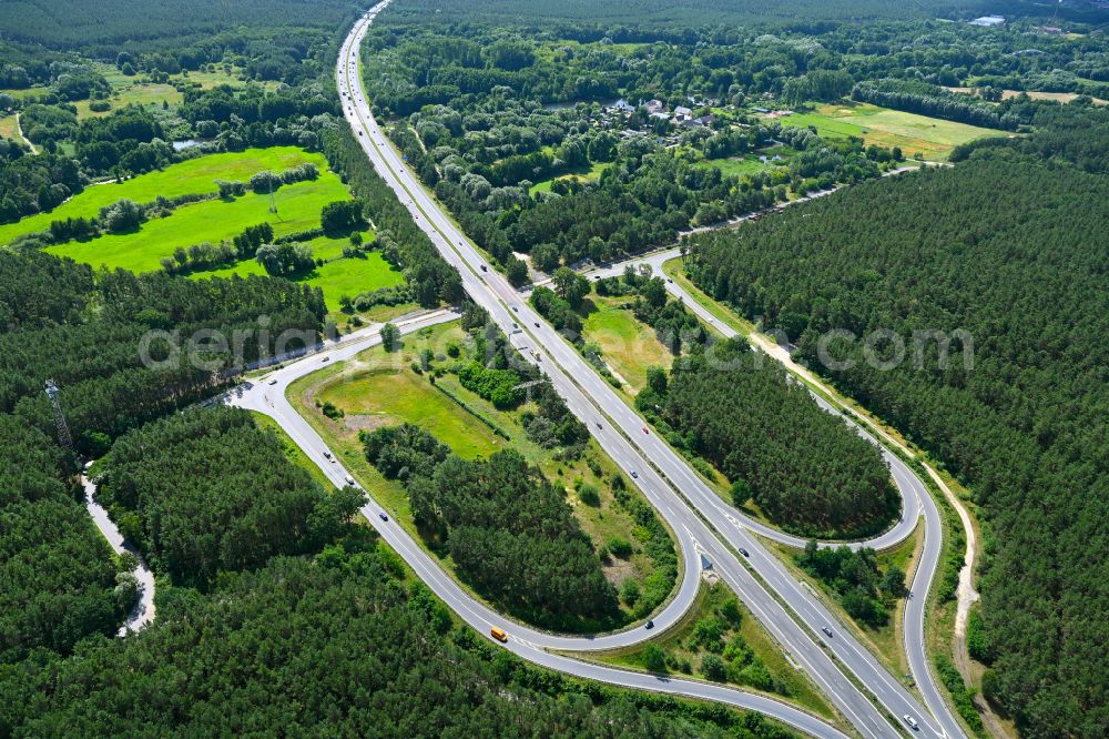 Velten from the bird's eye view: Route and lanes in the course of the exit and access of the motorway junction of the BAB A111 Hennigsdorf on street E26 in Velten in the state Brandenburg, Germany