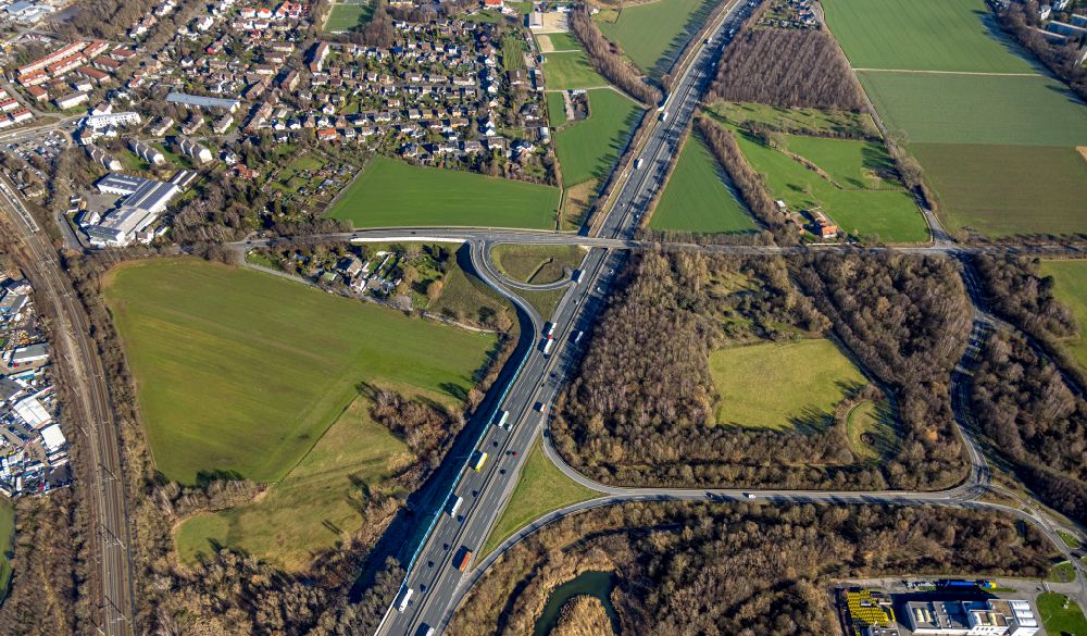 Scharnhorst from the bird's eye view: Route and lanes in the course of the exit and access of the motorway junction of the BAB A2 on Kurler Strasse in Scharnhorst at Ruhrgebiet in the state North Rhine-Westphalia, Germany
