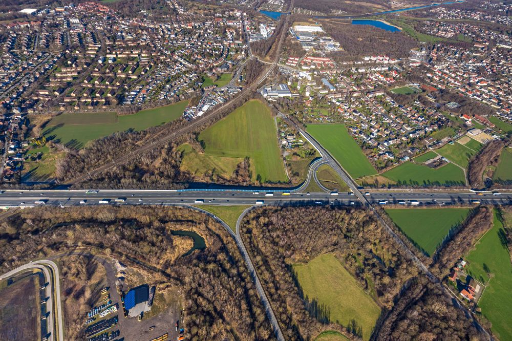 Aerial photograph Scharnhorst - Route and lanes in the course of the exit and access of the motorway junction of the BAB A2 on Kurler Strasse in Scharnhorst at Ruhrgebiet in the state North Rhine-Westphalia, Germany
