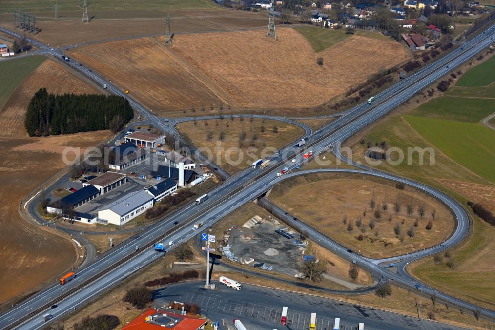 Aerial photograph Münchberg - Route and lanes in the course of the exit and access to the motorway junction of the BAB A9 Muencheberg-Nord in Muenchberg in the state Bavaria, Germany