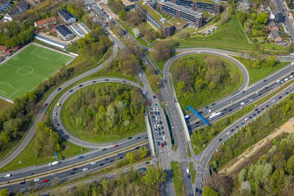Bochum from the bird's eye view: Route and lanes in the course of the exit and access of the motorway junction of the BAB A448 on street Oviedo-Ring - Koenigsallee in the district Wiemelhausen in Bochum at Ruhrgebiet in the state North Rhine-Westphalia, Germany