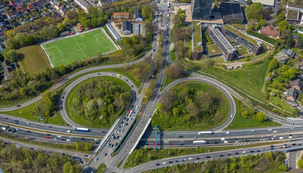 Aerial image Bochum - Route and lanes in the course of the exit and access of the motorway junction of the BAB A448 on street Oviedo-Ring - Koenigsallee in the district Wiemelhausen in Bochum at Ruhrgebiet in the state North Rhine-Westphalia, Germany