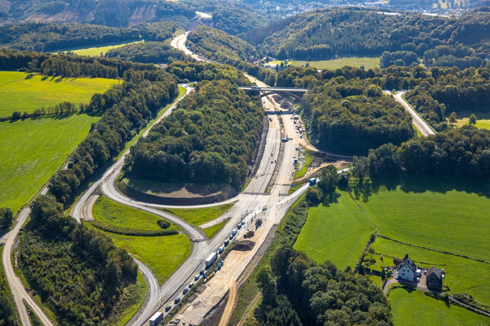 Schnarüm from the bird's eye view: Route and lanes in the course of the exit and access of the motorway junction of the BAB A45 with Sperrung and Baustelle in Schnaruem in the state North Rhine-Westphalia, Germany