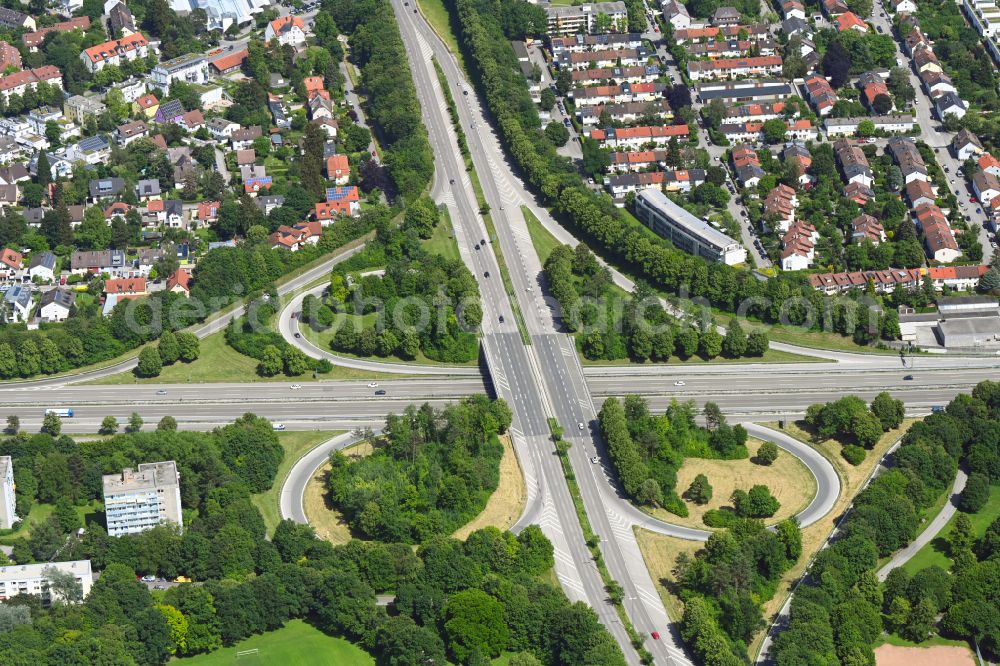 Aerial image München - Route and lanes in the course of the exit and access of the motorway junction of the BAB A8 - Staendlerstrasse on street Weddigenstrasse in the district Ramersdorf-Perlach in Munich in the state Bavaria, Germany
